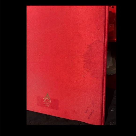 Karl Lagerfeld Illustrated 'The Emperor's New Clothes' Red Edition - Picture 5 of 6